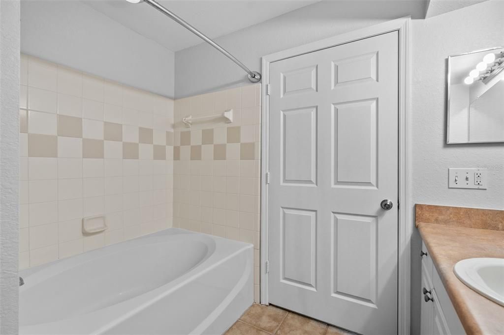 На продажу: $197,900 (2 спален, 2 ванн, 1316 Квадратных фут)