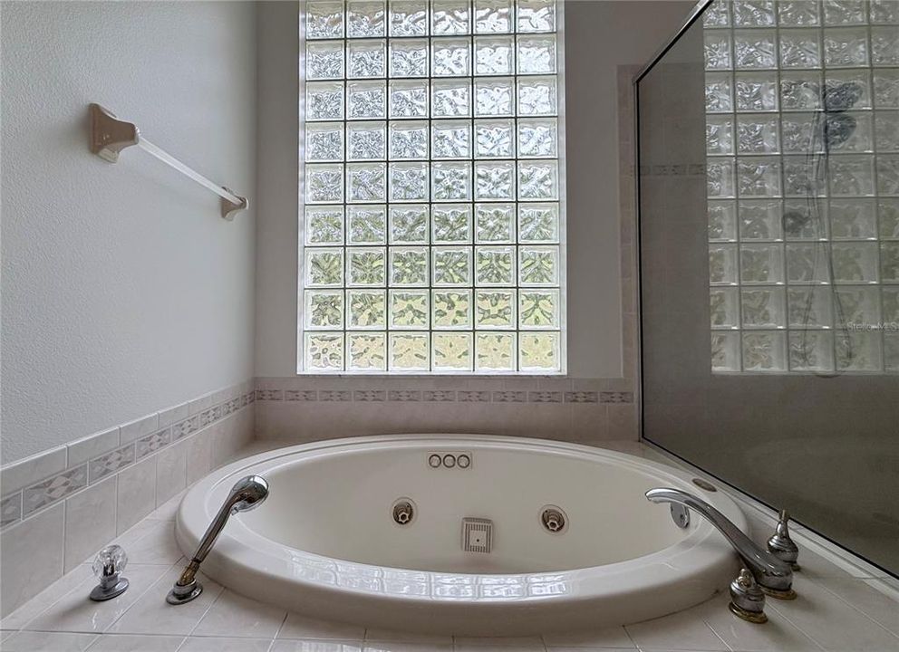 For Rent: $2,800 (4 beds, 3 baths, 2712 Square Feet)