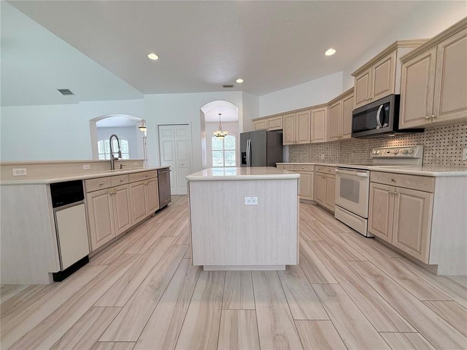 For Rent: $2,800 (4 beds, 3 baths, 2712 Square Feet)