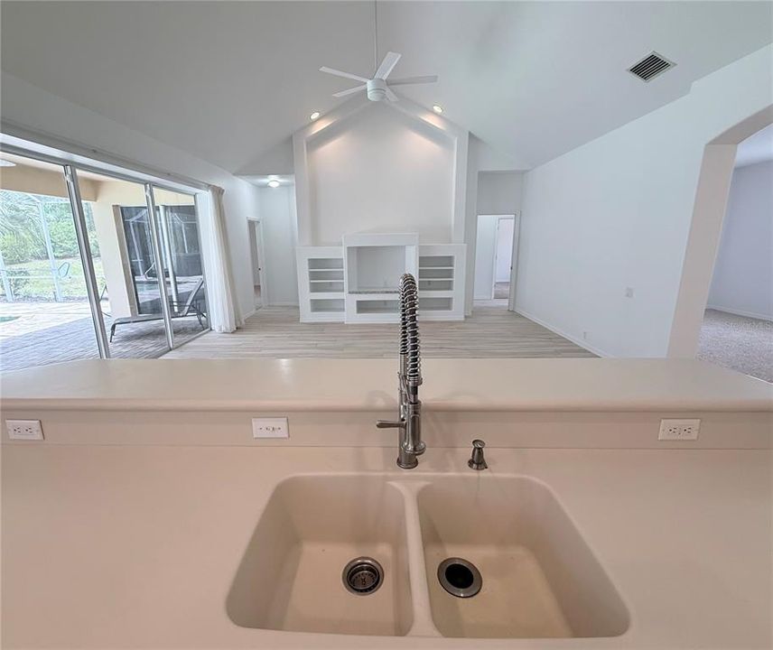 For Rent: $2,800 (4 beds, 3 baths, 2712 Square Feet)