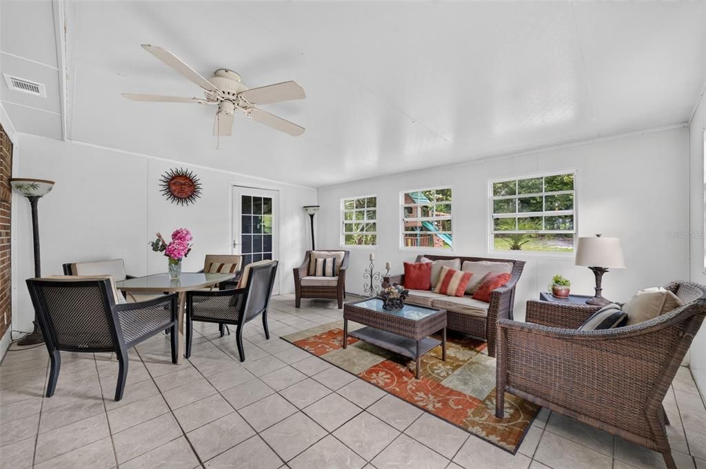 For Sale: $295,000 (3 beds, 2 baths, 1369 Square Feet)