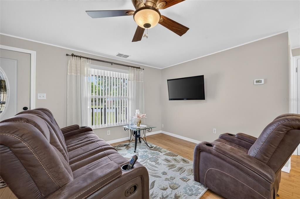 For Sale: $295,000 (3 beds, 2 baths, 1369 Square Feet)