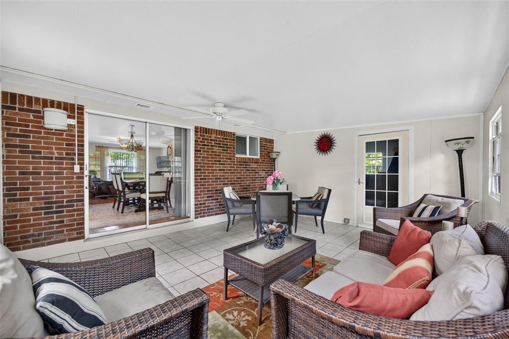 For Sale: $295,000 (3 beds, 2 baths, 1369 Square Feet)