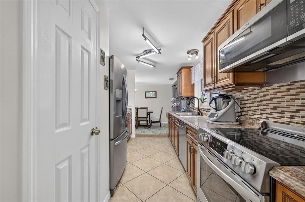 For Sale: $295,000 (3 beds, 2 baths, 1369 Square Feet)