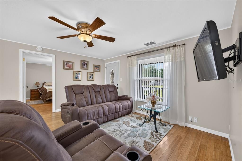 For Sale: $295,000 (3 beds, 2 baths, 1369 Square Feet)