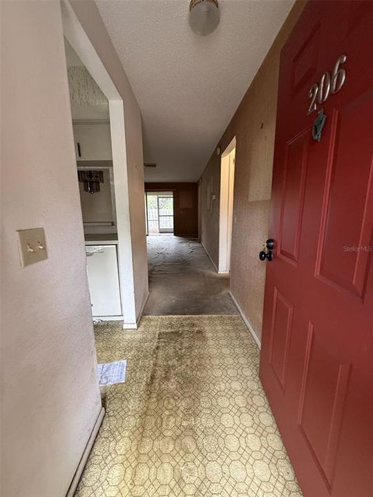 For Sale: $129,900 (2 beds, 2 baths, 820 Square Feet)