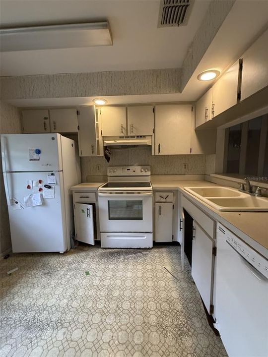 For Sale: $129,900 (2 beds, 2 baths, 820 Square Feet)