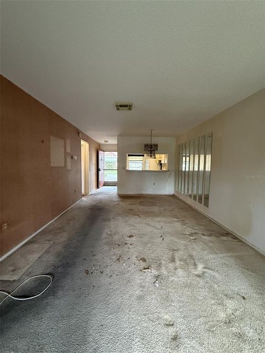 For Sale: $129,900 (2 beds, 2 baths, 820 Square Feet)