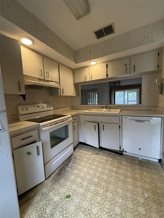 For Sale: $129,900 (2 beds, 2 baths, 820 Square Feet)