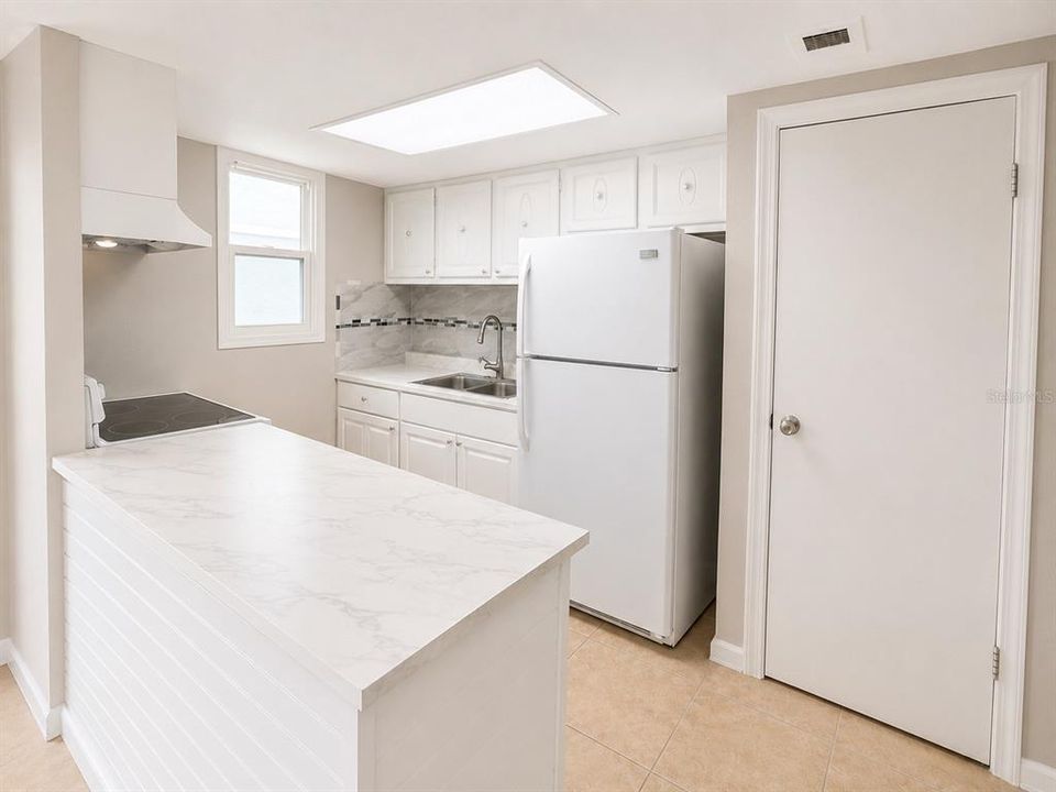 На продажу: $99,900 (2 спален, 1 ванн, 992 Квадратных фут)