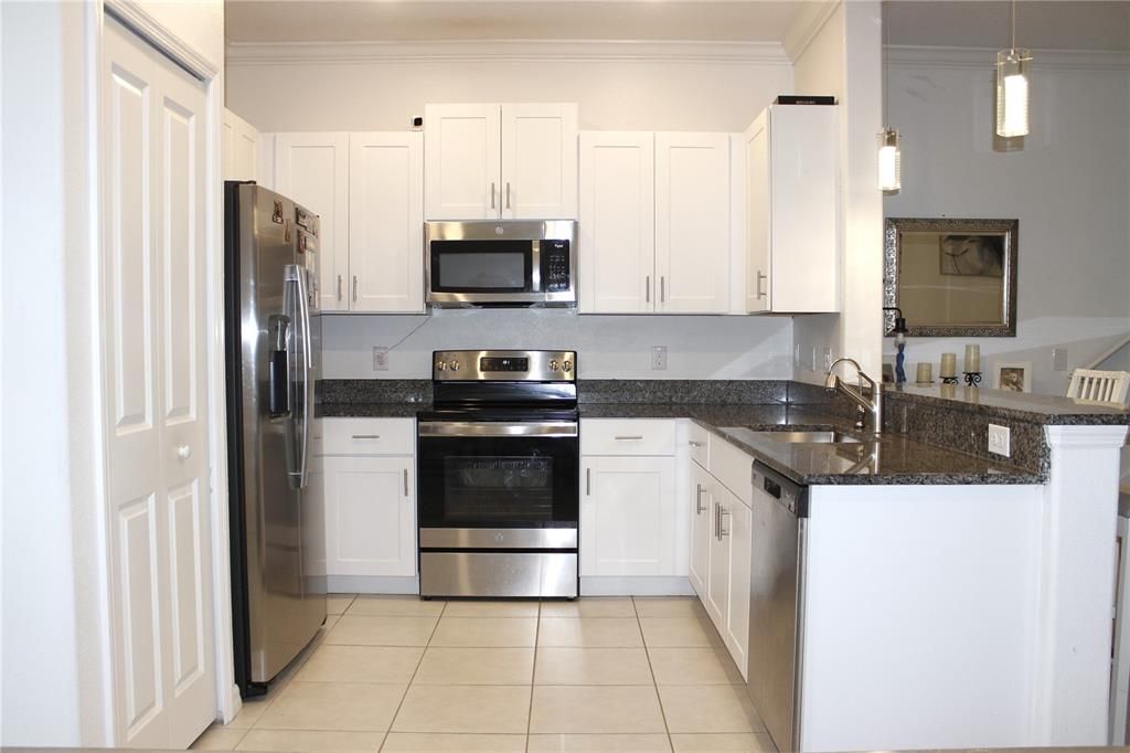 For Rent: $2,100 (3 beds, 2 baths, 1666 Square Feet)