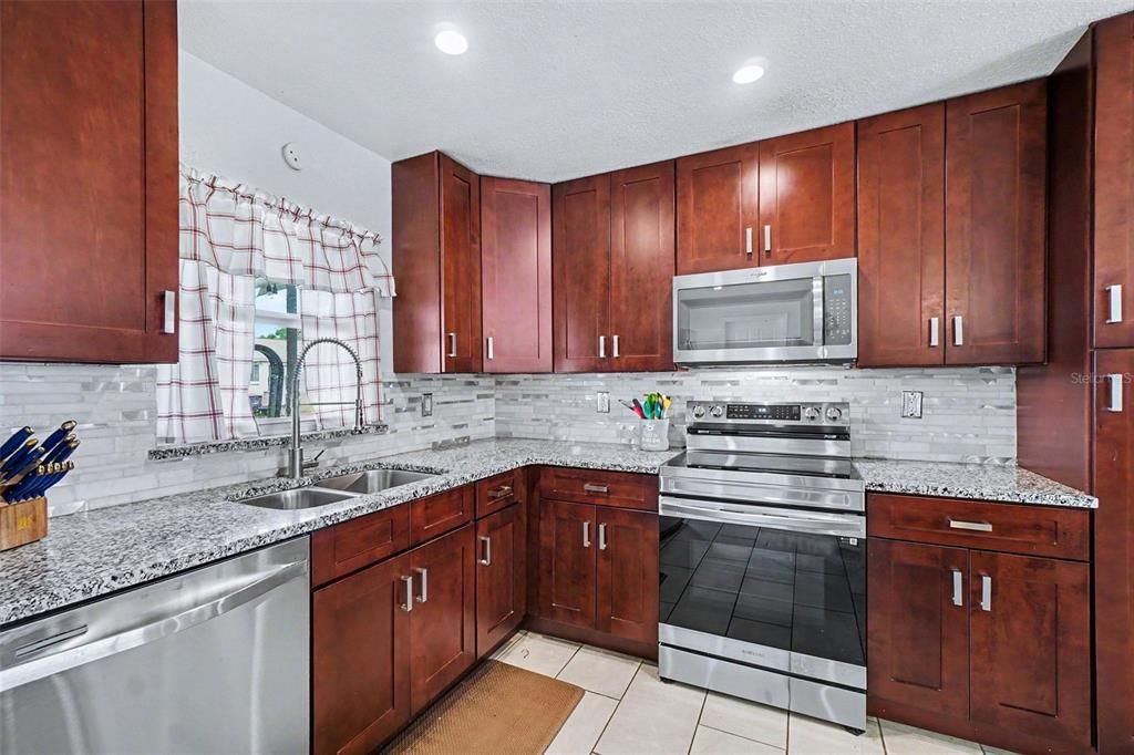 На продажу: $224,900 (2 спален, 2 ванн, 1064 Квадратных фут)