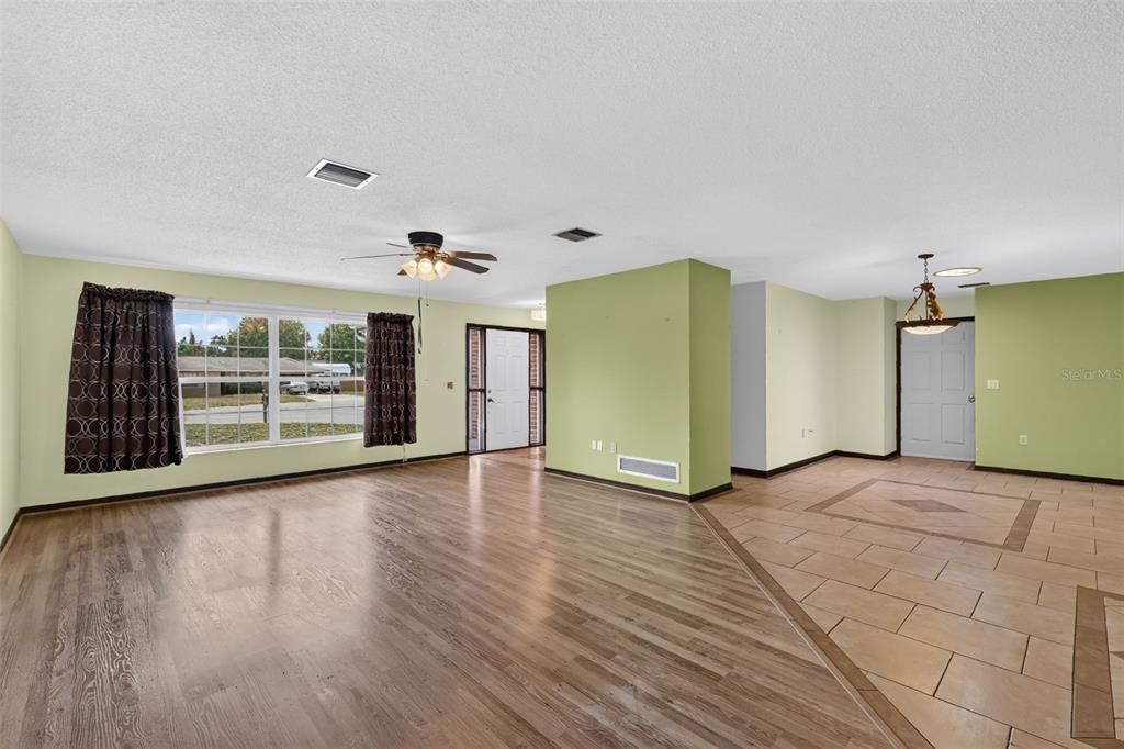 For Sale: $325,000 (3 beds, 2 baths, 1681 Square Feet)