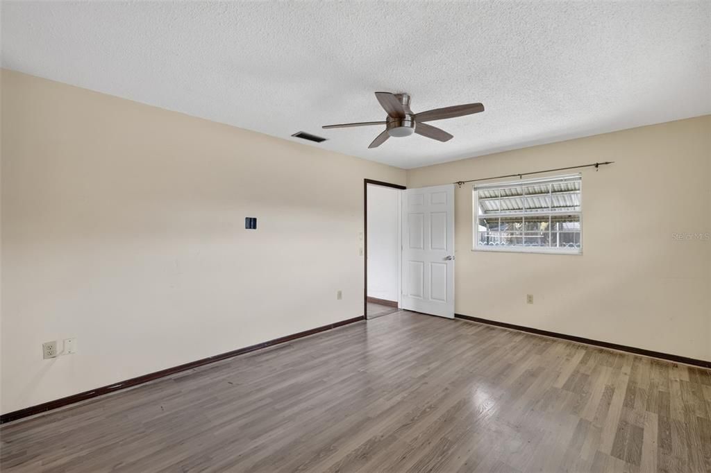 For Sale: $325,000 (3 beds, 2 baths, 1681 Square Feet)