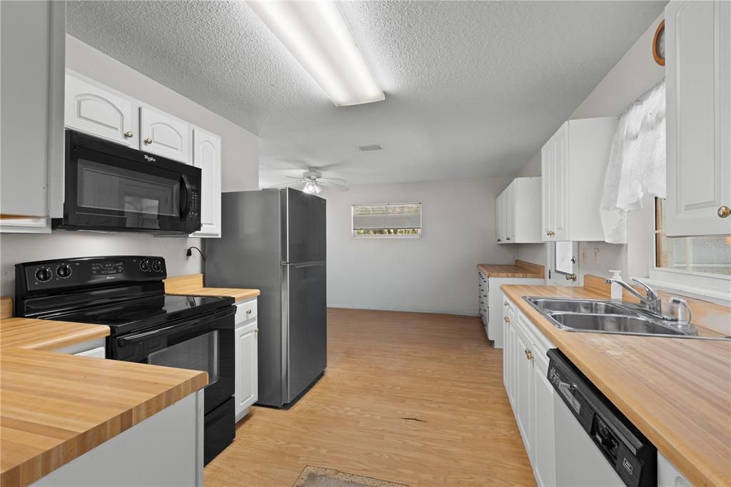 For Sale: $259,900 (3 beds, 2 baths, 1488 Square Feet)