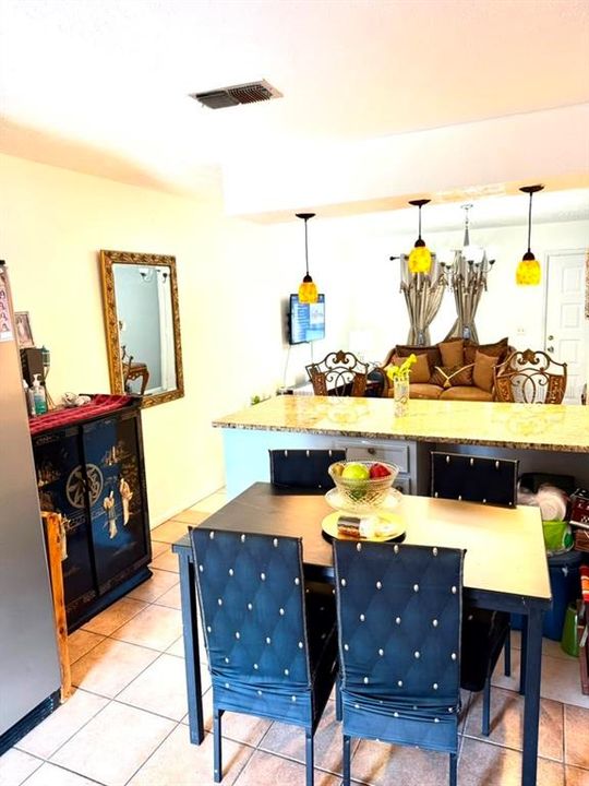 На продажу: $295,000 (2 спален, 1 ванн, 750 Квадратных фут)