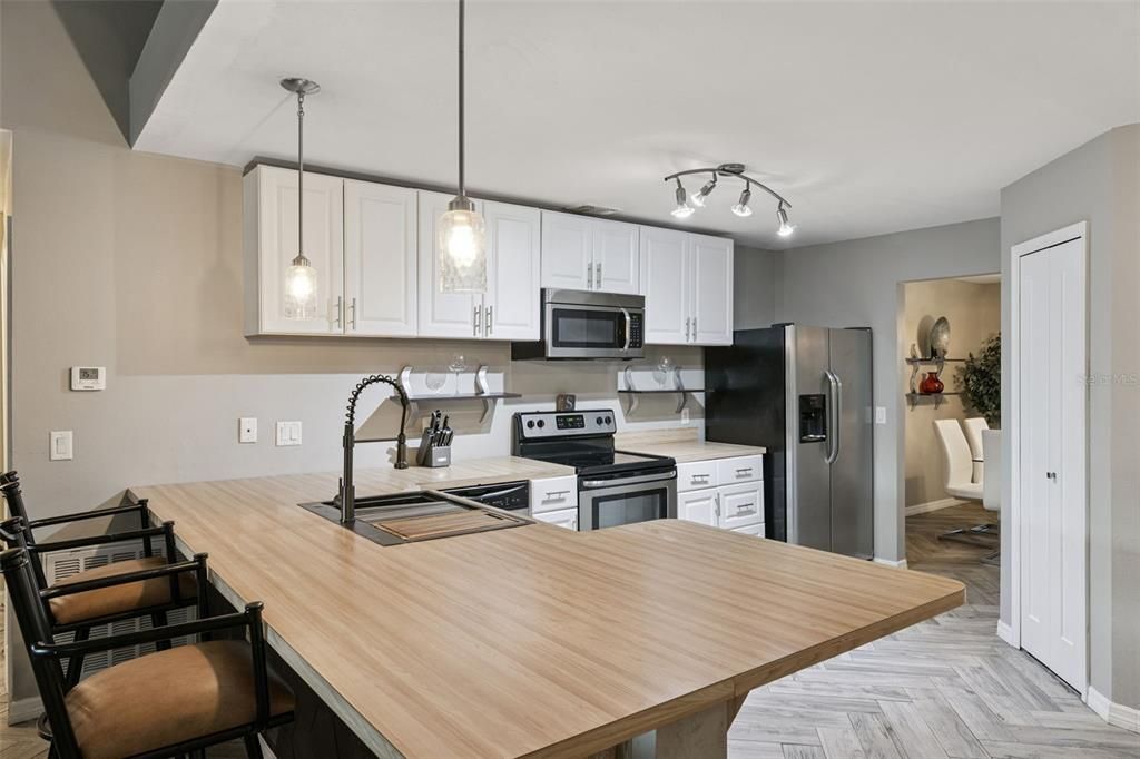 For Sale: $384,900 (3 beds, 2 baths, 2039 Square Feet)