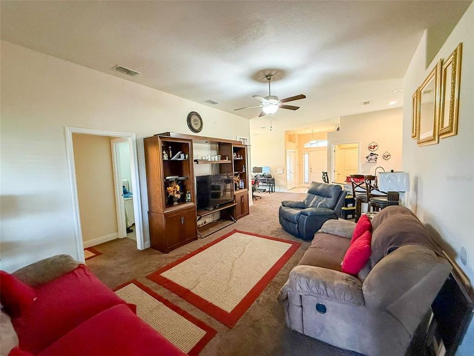 待售: $299,999 (4 贝兹, 2 浴室, 1820 平方英尺)