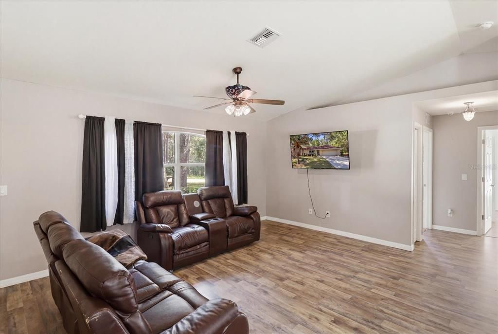 For Sale: $245,000 (3 beds, 2 baths, 1380 Square Feet)