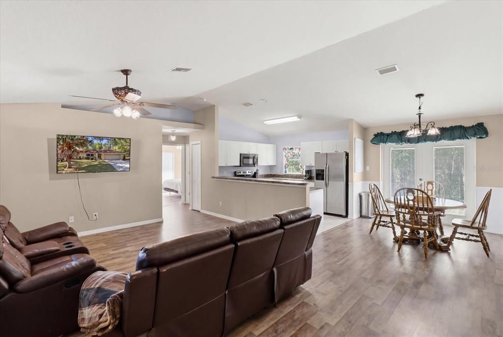 For Sale: $245,000 (3 beds, 2 baths, 1380 Square Feet)