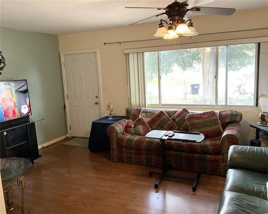 For Sale: $270,000 (3 beds, 2 baths, 1281 Square Feet)