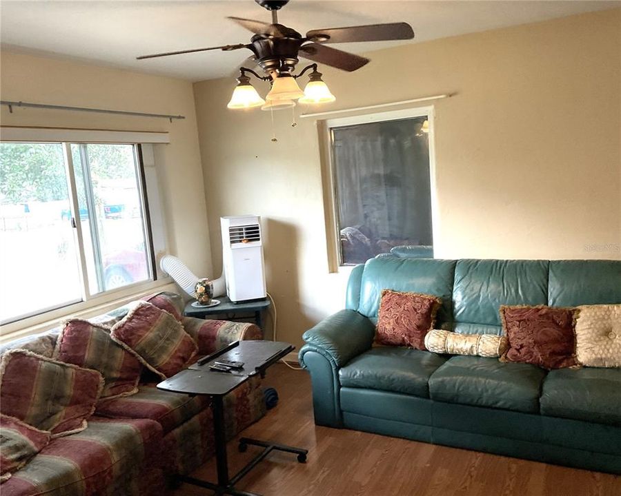 For Sale: $270,000 (3 beds, 2 baths, 1281 Square Feet)