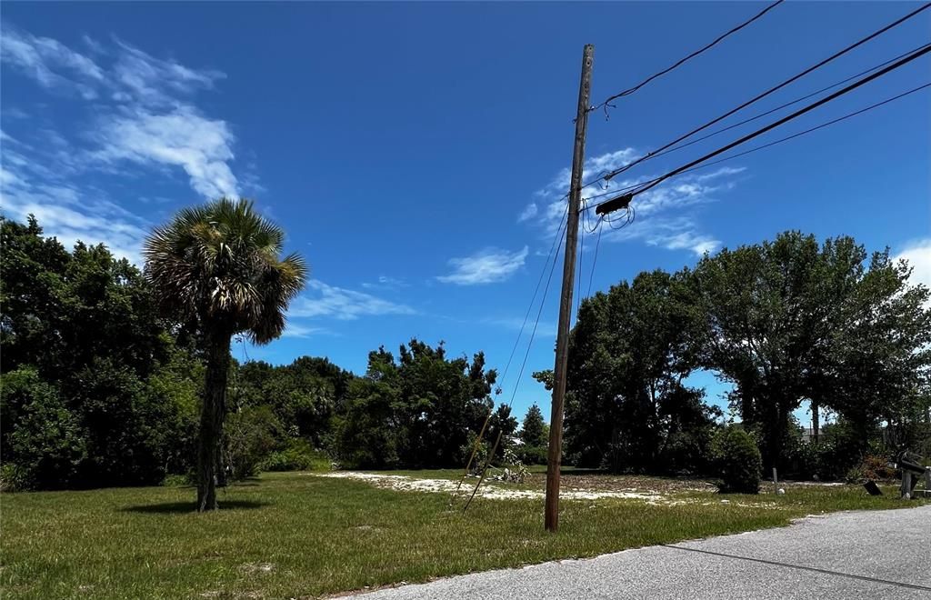На продажу: $325,000 (0.50 acres)