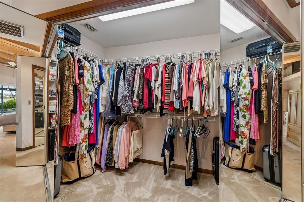 En Venta: $1,350,000 (4 camas, 3 baños, 3259 Pies cuadrados)
