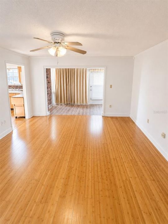 For Sale: $125,000 (2 beds, 1 baths, 825 Square Feet)
