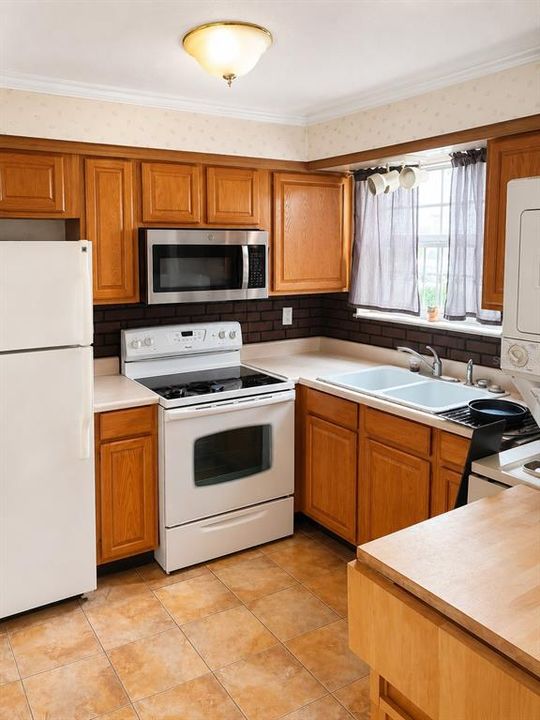For Sale: $125,000 (2 beds, 1 baths, 825 Square Feet)