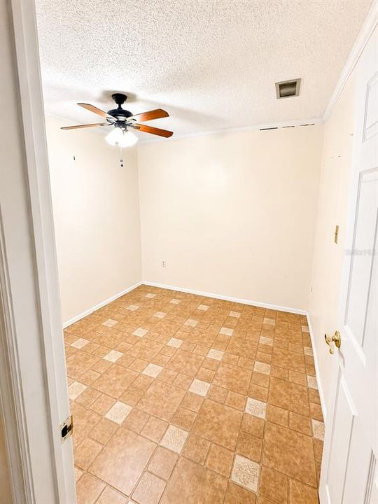 For Sale: $125,000 (2 beds, 1 baths, 825 Square Feet)