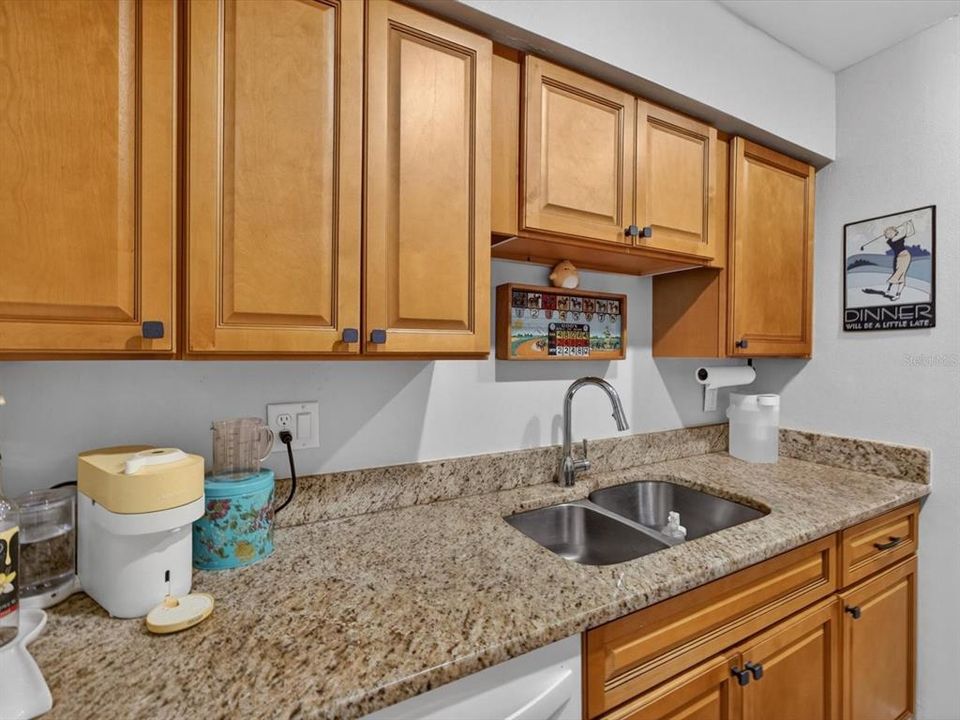 For Sale: $139,999 (1 beds, 1 baths, 742 Square Feet)