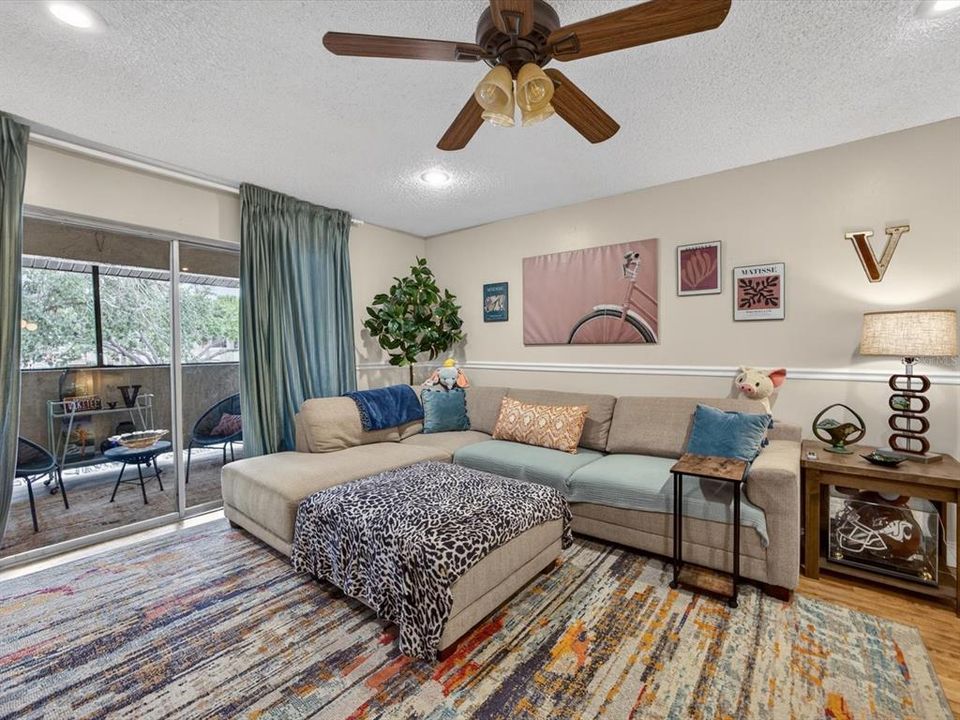 For Sale: $139,999 (1 beds, 1 baths, 742 Square Feet)
