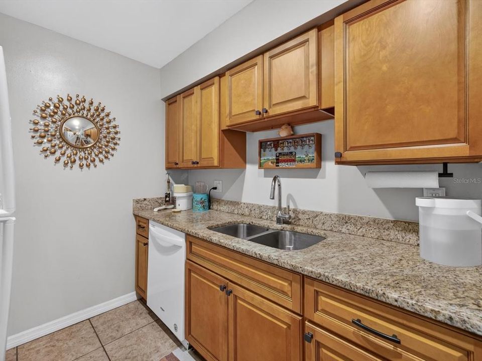 For Sale: $139,999 (1 beds, 1 baths, 742 Square Feet)