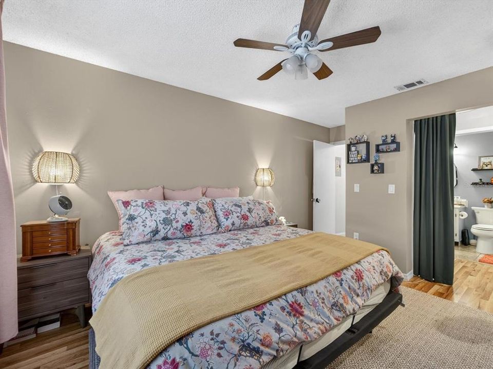 For Sale: $139,999 (1 beds, 1 baths, 742 Square Feet)