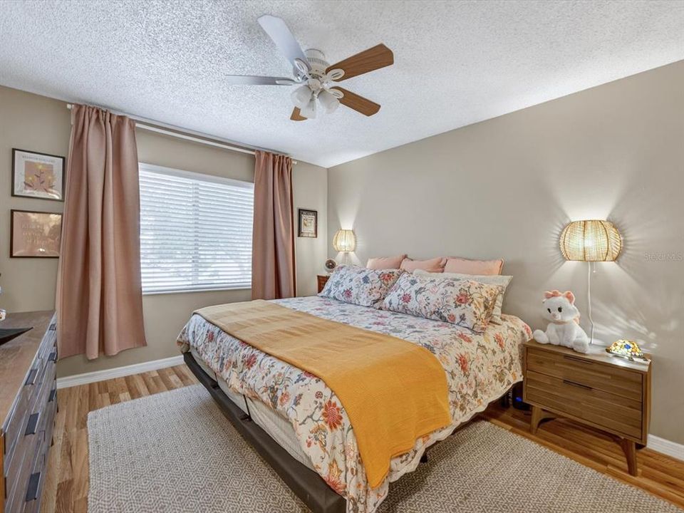 For Sale: $139,999 (1 beds, 1 baths, 742 Square Feet)