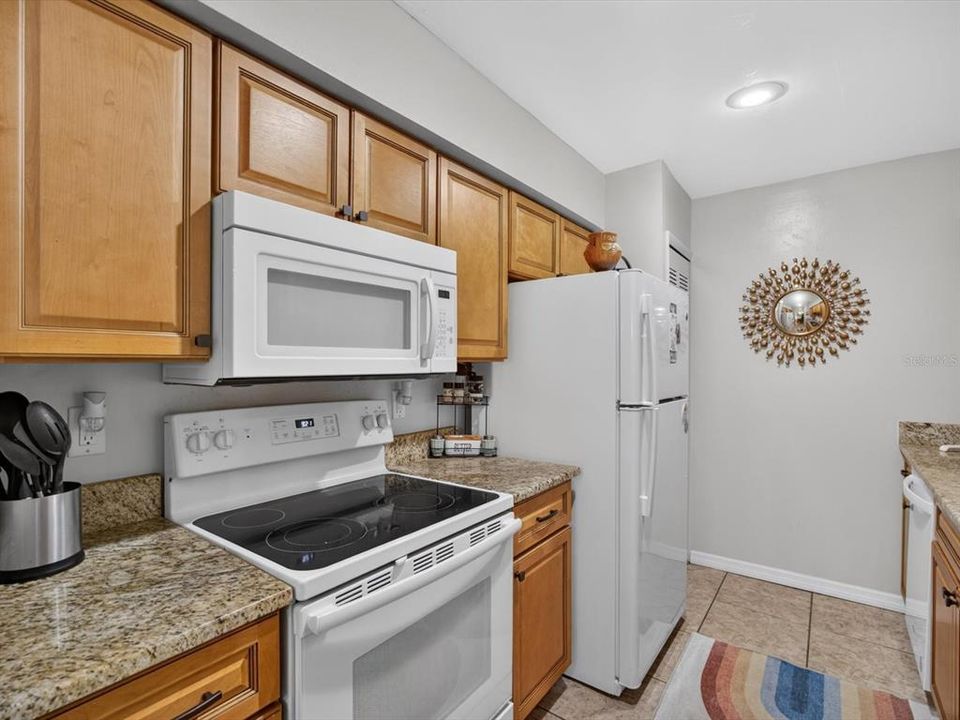 For Sale: $139,999 (1 beds, 1 baths, 742 Square Feet)