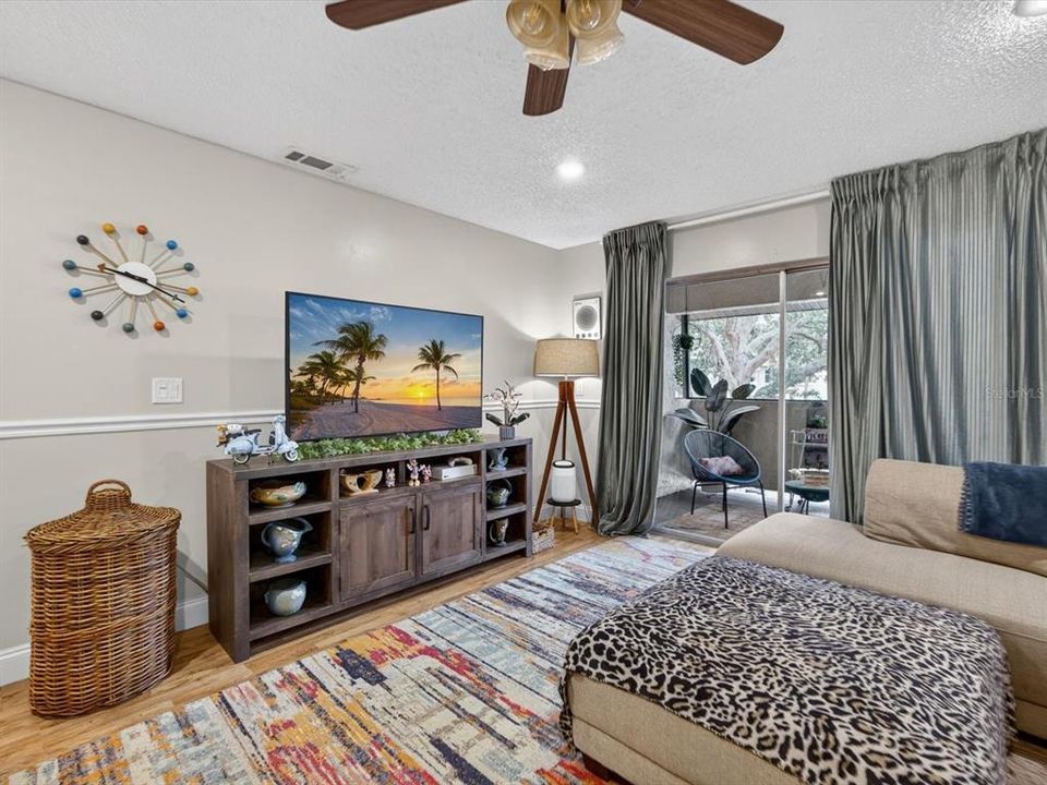For Sale: $139,999 (1 beds, 1 baths, 742 Square Feet)