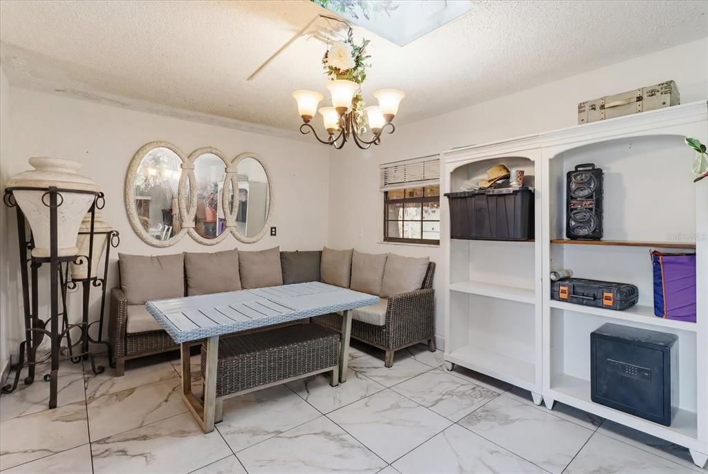 На продажу: $349,500 (4 спален, 2 ванн, 1675 Квадратных фут)