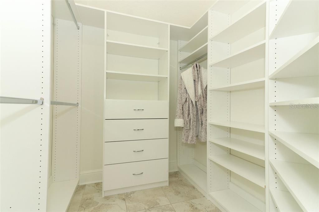 В аренду: $9,900 (5 спален, 6 ванн, 2735 Квадратных фут)