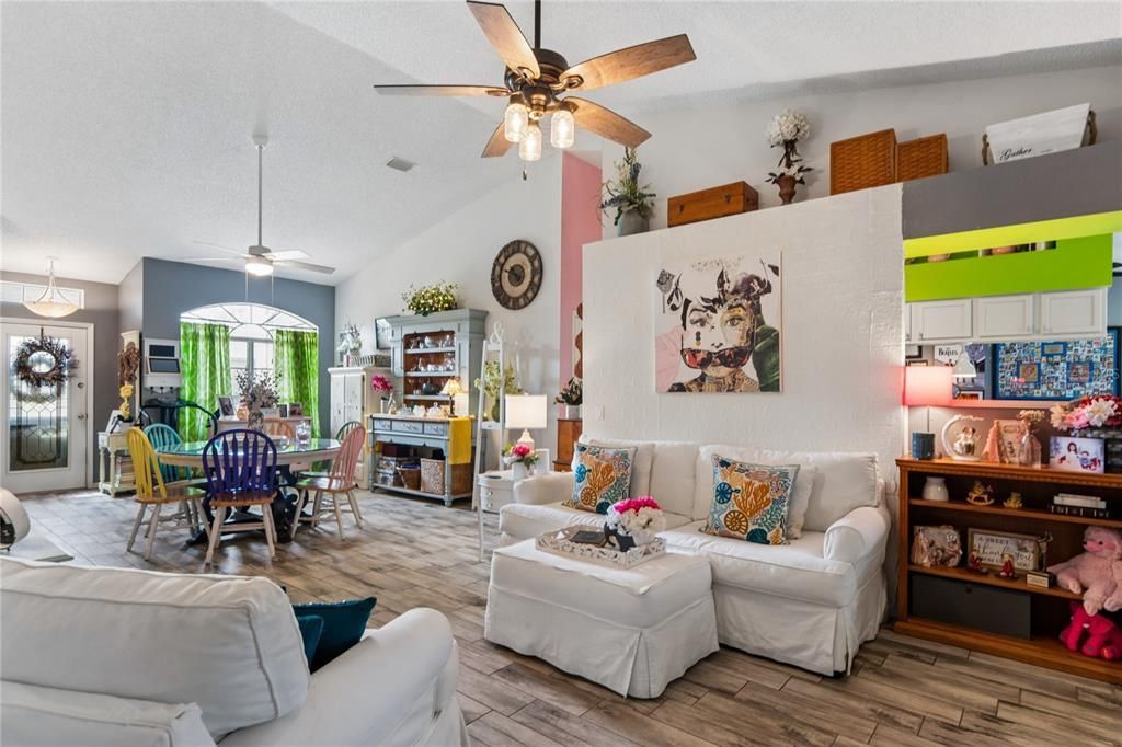 En Venta: $275,000 (2 camas, 2 baños, 1708 Pies cuadrados)