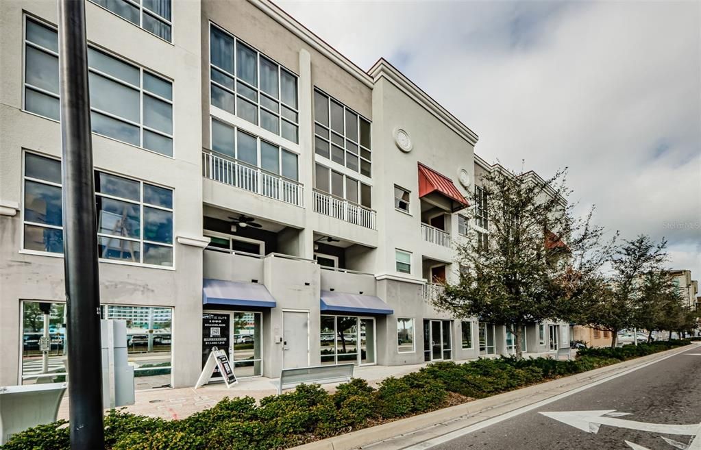 For Rent: $4,500 (2 beds, 2 baths, 2100 Square Feet)