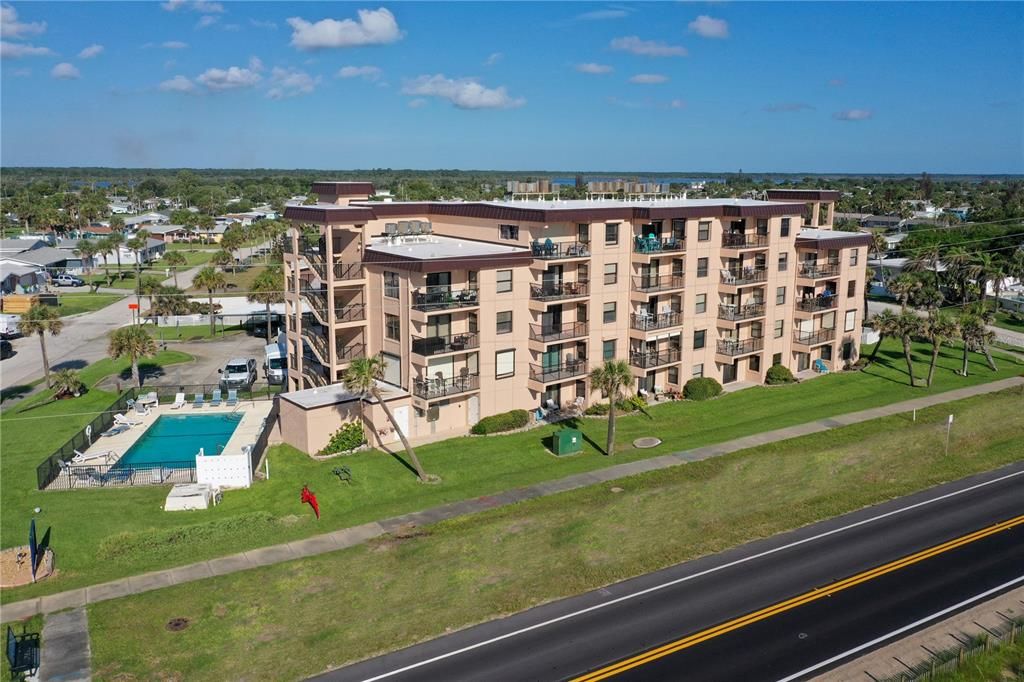 For Sale: $229,000 (2 beds, 2 baths, 936 Square Feet)