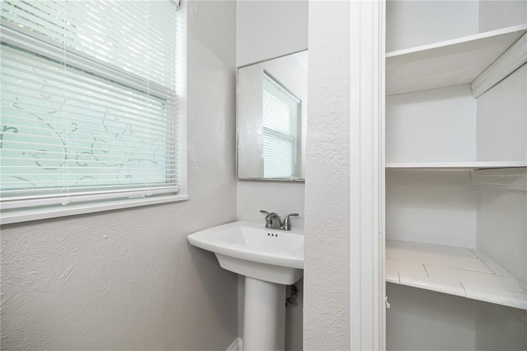 For Rent: $1,499 (1 beds, 1 baths, 635 Square Feet)