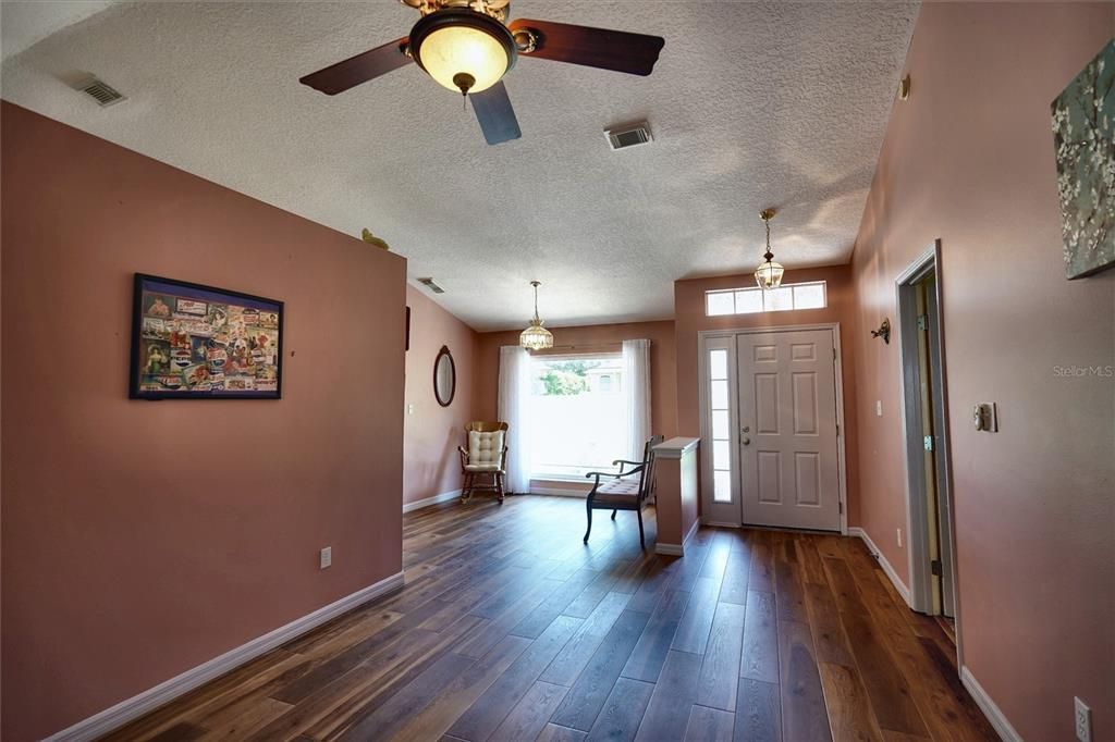 En Venta: $499,000 (4 camas, 2 baños, 1970 Pies cuadrados)