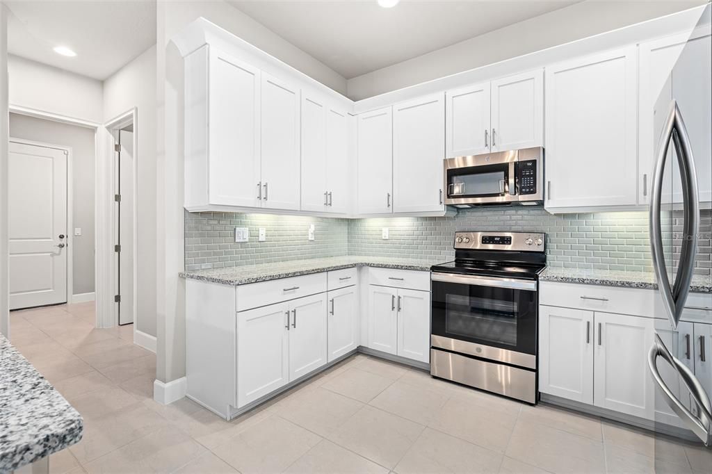 For Sale: $398,900 (3 beds, 3 baths, 2137 Square Feet)