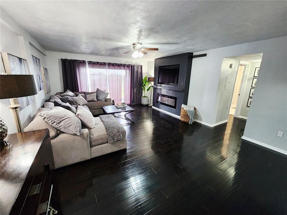 For Sale: $260,000 (2 beds, 2 baths, 1050 Square Feet)