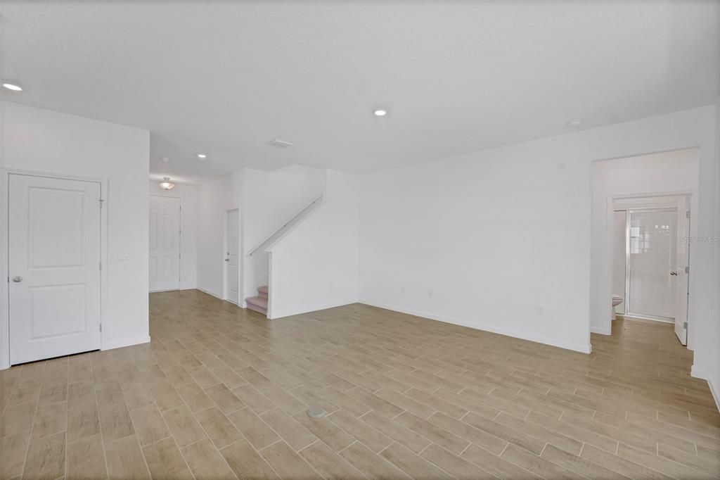 合同活跃: $349,990 (5 贝兹, 3 浴室, 2531 平方英尺)