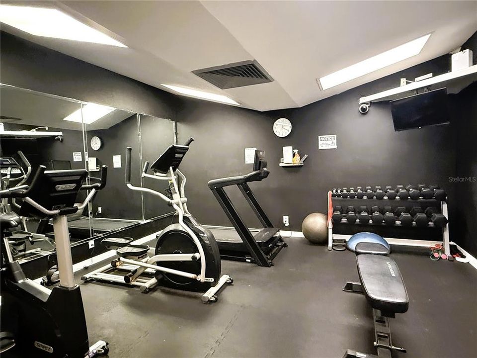For Rent: $1,950 (2 beds, 2 baths, 1050 Square Feet)