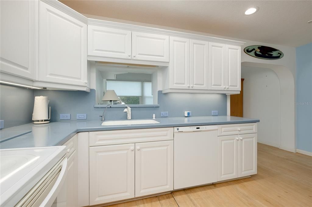 For Sale: $199,000 (2 beds, 1 baths, 1031 Square Feet)